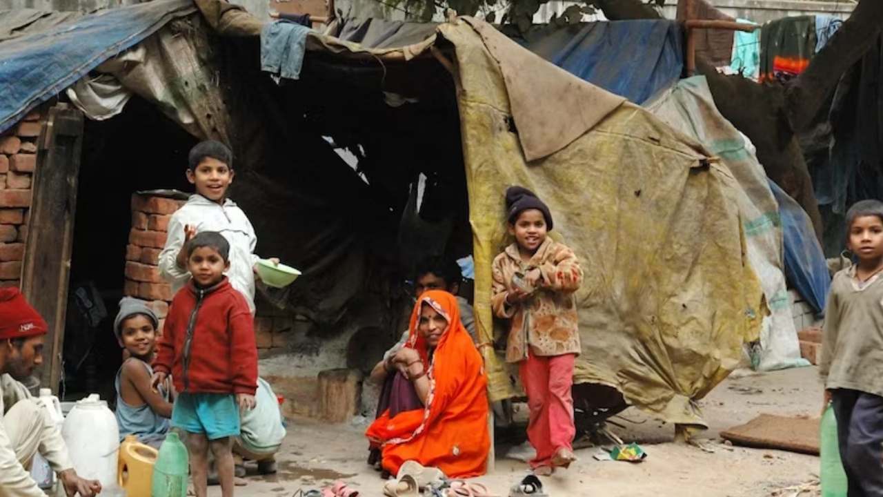 Un Report: అత్యధిక పేదలున్న దేశాల్లో భారత్ ఎన్నో స్థానంలో ఉందో తెలుసా.. ఎంత మంది పేదరికంలో జీవిస్తున్నారంటే? Un Report: అత్యధిక పేదలున్న దేశాల్లో భారత్ ఎన్నో స్థానంలో ఉందో తెలుసా.. ఎంత మంది పేదరికంలో జీవిస్తున్నారంటే?