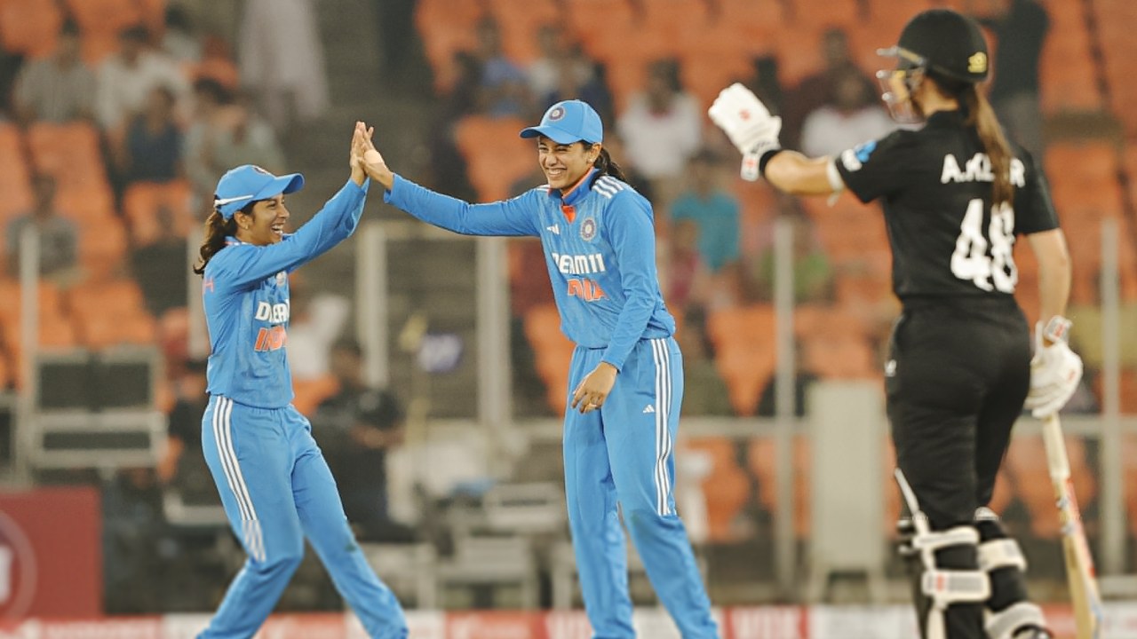 INDW vs NZW : టీ20 ప్రపంచకప్ విజేతకు షాక్.. తొలి వన్డేలో కివీస్ పై భారత్ విజయం INDW vs NZW : టీ20 ప్రపంచకప్ విజేతకు షాక్.. తొలి వన్డేలో కివీస్ పై భారత్ విజయం