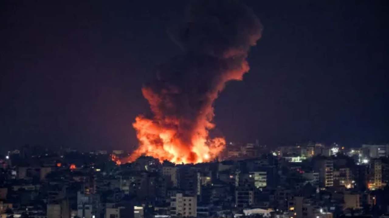Israel and Hamas war: గాజాలో మసీదు, పాఠశాలపై ఇజ్రాయెల్ దాడులు.. 24 మంది పాలస్తీనియన్లు మృతి Israel and Hamas war: గాజాలో మసీదు, పాఠశాలపై ఇజ్రాయెల్ దాడులు.. 24 మంది పాలస్తీనియన్లు మృతి