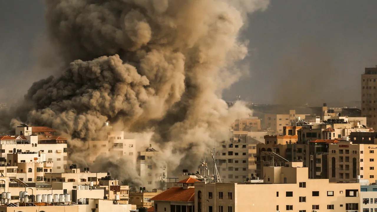 Israeli attack : హెజ్బొల్లా స్థావరాలపై ఇజ్రాయెల్ సైన్యం భీకర దాడులు.. 80శాతం రాకెట్లు ధ్వంసం Israeli attack : హెజ్బొల్లా స్థావరాలపై ఇజ్రాయెల్ సైన్యం భీకర దాడులు.. 80శాతం రాకెట్లు ధ్వంసం