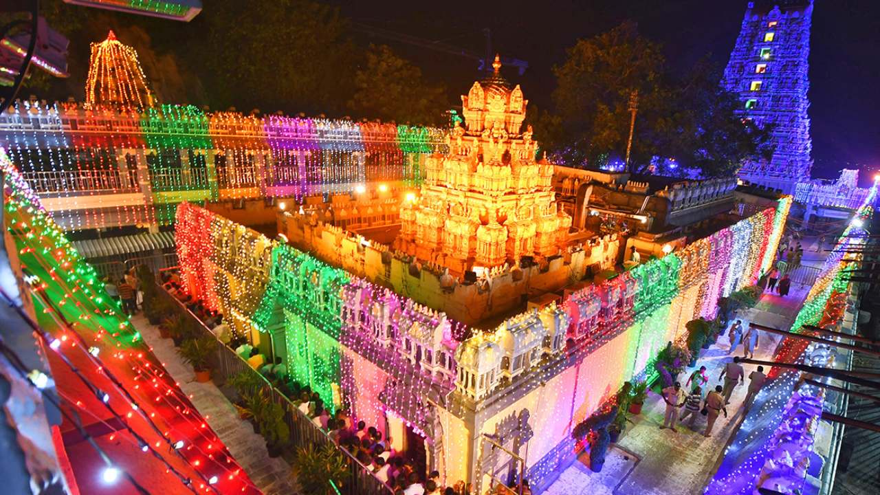 Kanaka Durga Temple: ఇంద్రకీలాద్రిపై దసరా శరన్నవరాత్రి ఉత్సవాలు.. సరస్వతీదేవిగా దర్శనమిస్తున్న అమ్మవారు Kanaka Durga Temple: ఇంద్రకీలాద్రిపై దసరా శరన్నవరాత్రి ఉత్సవాలు.. సరస్వతీదేవిగా దర్శనమిస్తున్న అమ్మవారు