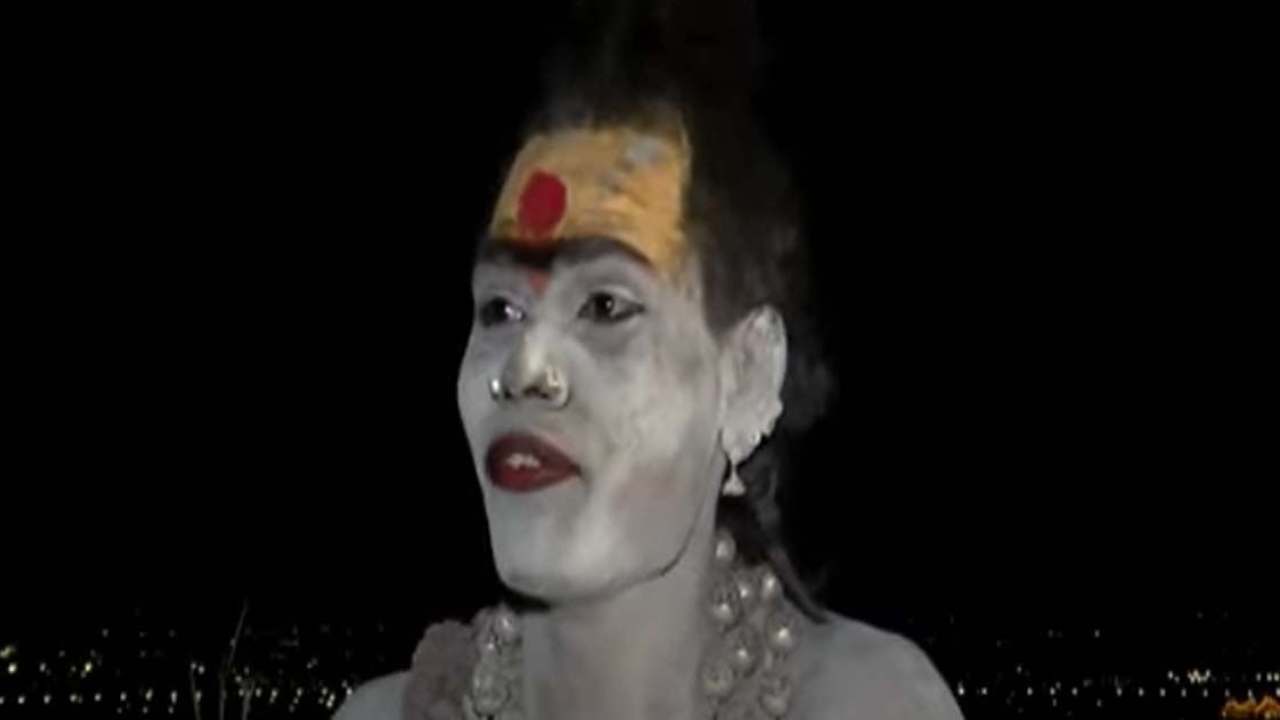 Lady Aghori: భారీ భద్రత మధ్య మహిళా అఘోరీని సొంత గ్రామానికి తరలించిన పోలీసులు Lady Aghori: భారీ భద్రత మధ్య మహిళా అఘోరీని సొంత గ్రామానికి తరలించిన పోలీసులు