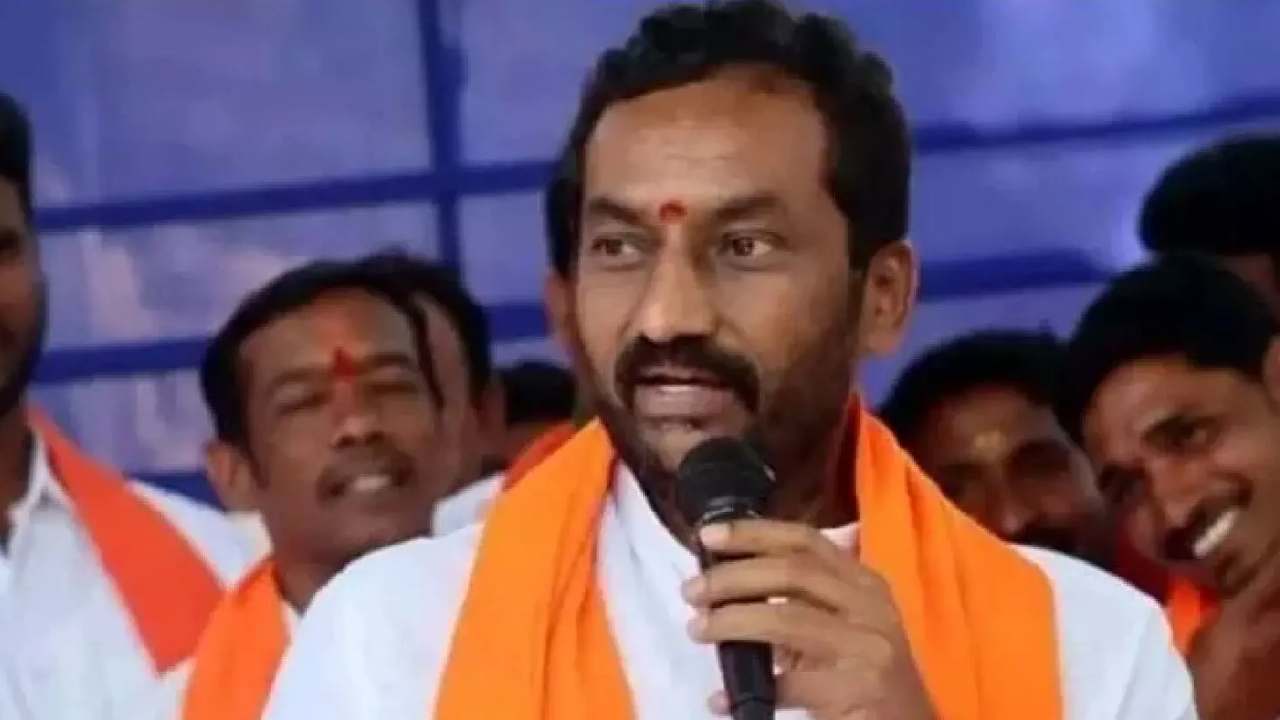 MP Raghunandan Rao: ఫాంహౌస్ చుట్టూఉన్న సీసీ ఫుటేజ్ను వెంటనే రిలీజ్ చేయాలి : రఘునందన్ రావు MP Raghunandan Rao: ఫాంహౌస్ చుట్టూఉన్న సీసీ ఫుటేజ్ను వెంటనే రిలీజ్ చేయాలి : రఘునందన్ రావు