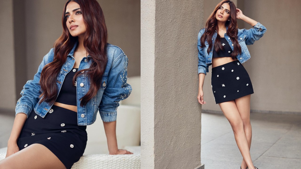 Malavika Mohanan : షార్ట్ స్కర్ట్‌లో మాళవిక మోహనన్ స్టైలిష్ పోజులు..