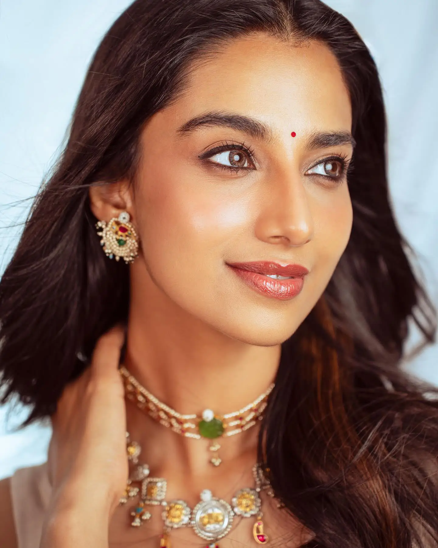 Meenaakshi Chaudhary Mesmerizing looks