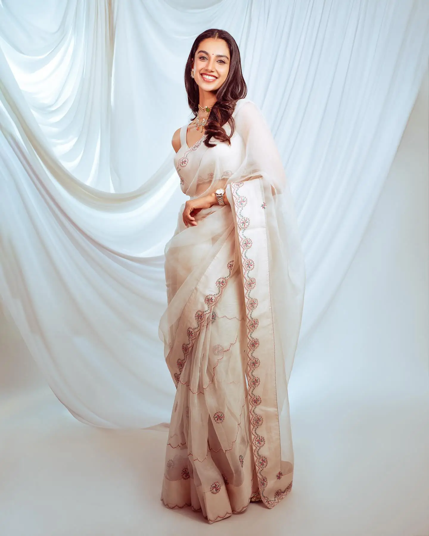 Meenaakshi Chaudhary Mesmerizing looks