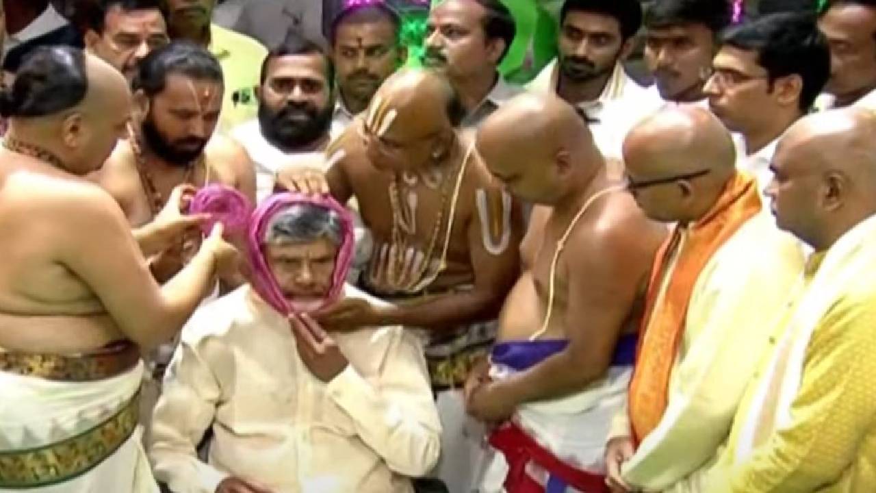 ఏపీ ప్రభుత్వం తరఫున తిరుమల తిరుపతి శ్రీవారికి చంద్రబాబు దంపతులు పట్టు వస్త్రాలు ఏపీ ప్రభుత్వం తరఫున తిరుమల తిరుపతి శ్రీవారికి చంద్రబాబు దంపతులు పట్టు వస్త్రాలు