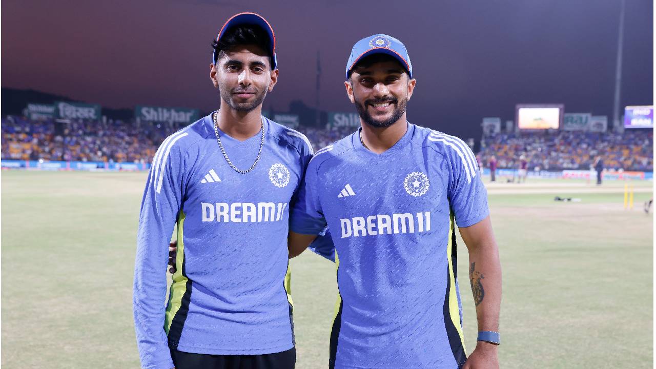 India vs Bangladesh: ఫీల్డింగ్ ఎంచుకున్న భారత్.. జట్టులోకి మయాంక్ యాదవ్, నితీశ్ కుమార్ రెడ్డి అరంగేట్రం India vs Bangladesh: ఫీల్డింగ్ ఎంచుకున్న భారత్.. జట్టులోకి మయాంక్ యాదవ్, నితీశ్ కుమార్ రెడ్డి అరంగేట్రం