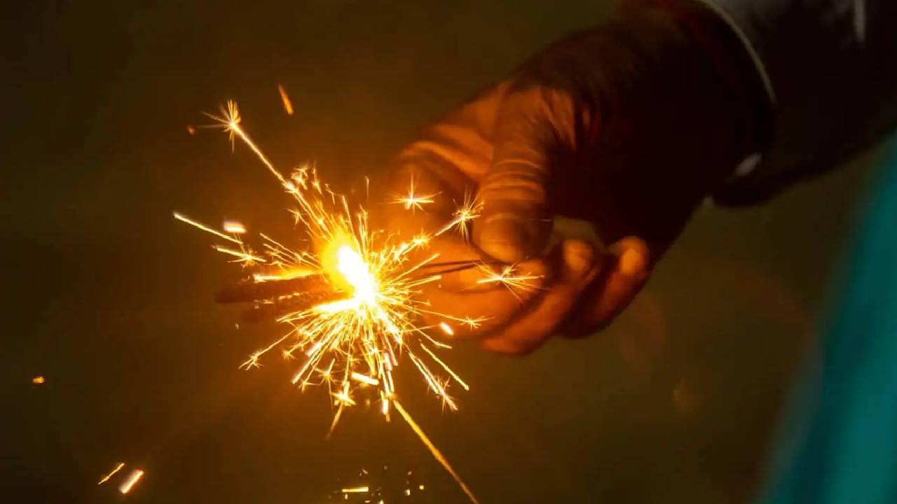 Delhi bans firecrackers: ఢిల్లీలో జనవరి 1 వరకు టపాసులపై నిషేధం Delhi bans firecrackers: ఢిల్లీలో జనవరి 1 వరకు టపాసులపై నిషేధం