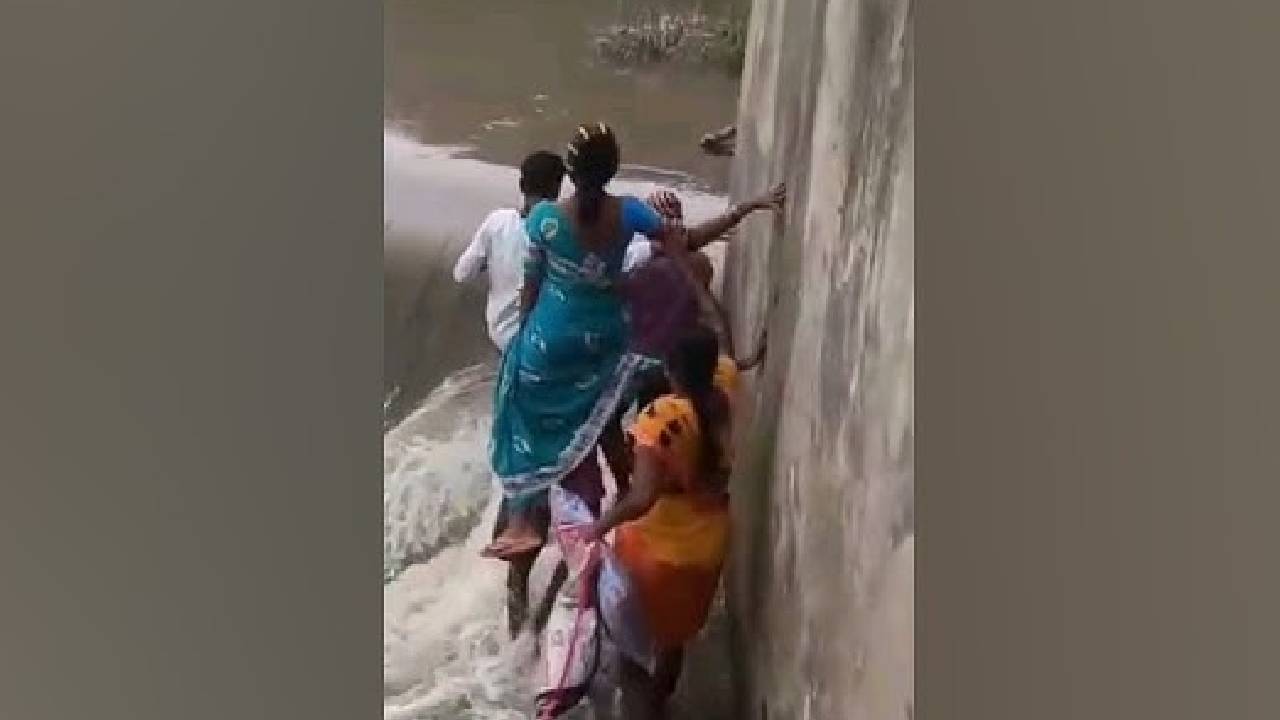 బాలింతను భుజంపై ఎత్తుకుని పెద్దేరువాగు దాటించిన ఘటన.. అక్కడ రోప్ వే బ్రిడ్జి ఏర్పాటుకు సర్కారు నిర్ణయం బాలింతను భుజంపై ఎత్తుకుని పెద్దేరువాగు దాటించిన ఘటన.. అక్కడ రోప్ వే బ్రిడ్జి ఏర్పాటుకు సర్కారు నిర్ణయం