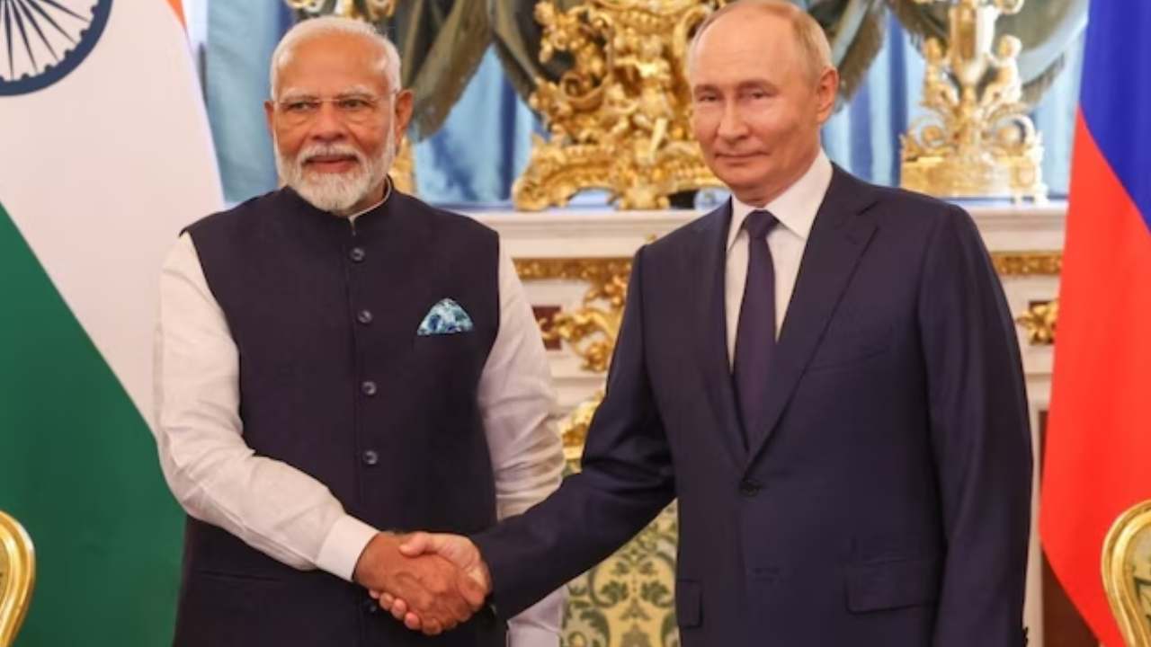 BRICS Summit 2024: బ్రిక్స్ సదస్సుకోసం రష్యా వెళ్లిన ప్రధాని మోదీ.. ఆసక్తికర ట్వీట్ BRICS Summit 2024: బ్రిక్స్ సదస్సుకోసం రష్యా వెళ్లిన ప్రధాని మోదీ.. ఆసక్తికర ట్వీట్