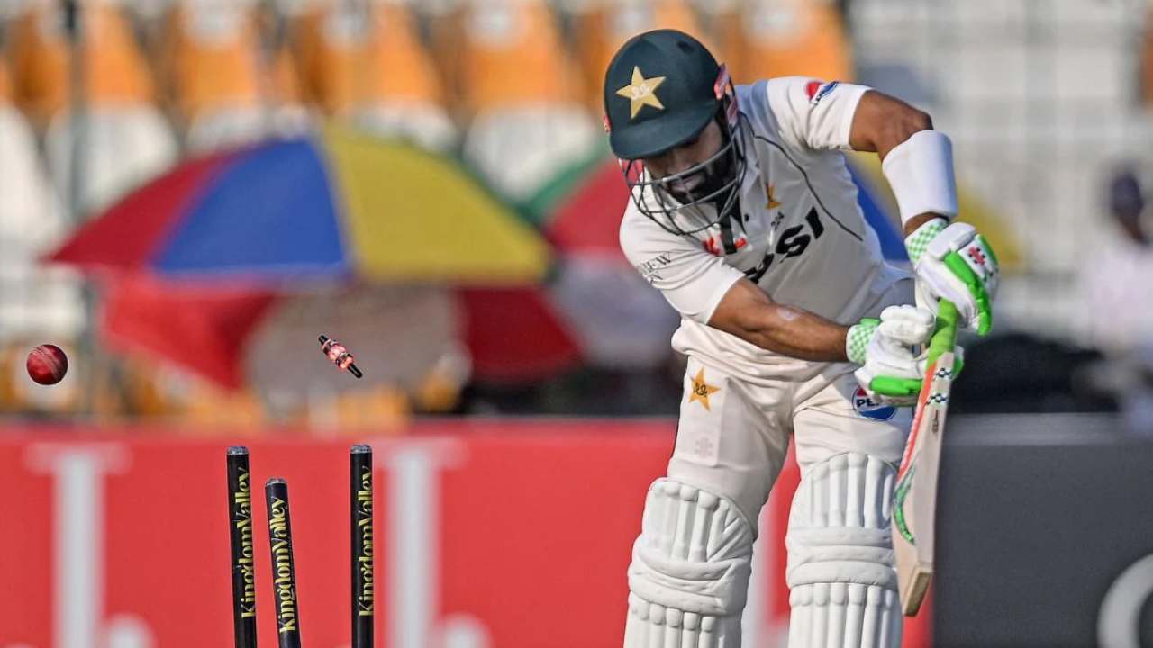 PAK vs ENG : సొంతగడ్డపై పాకిస్థాన్కు బిగ్షాక్.. టెస్టు క్రికెట్ చరిత్రలో చెత్త రికార్డు నమోదు PAK vs ENG : సొంతగడ్డపై పాకిస్థాన్కు బిగ్షాక్.. టెస్టు క్రికెట్ చరిత్రలో చెత్త రికార్డు నమోదు