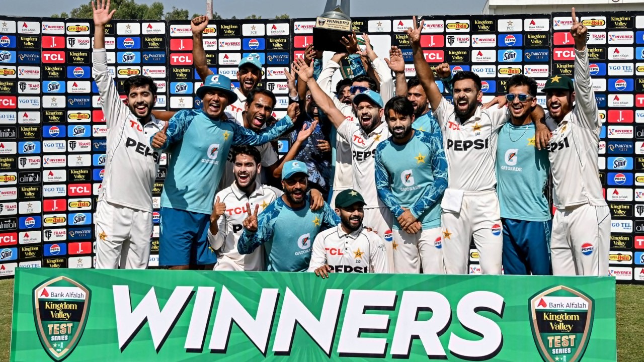 PAK vs ENG : 19 బంతుల్లోనే ఇంగ్లాండ్పై గెలిచిన పాకిస్థాన్.. మూడేళ్ల తరువాత స్వదేశంలో టెస్టు సిరీస్ విజయం.. PAK vs ENG : 19 బంతుల్లోనే ఇంగ్లాండ్పై గెలిచిన పాకిస్థాన్.. మూడేళ్ల తరువాత స్వదేశంలో టెస్టు సిరీస్ విజయం..
