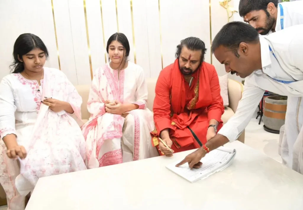 Pawan Kalyan Visited Tirumala with his Two Daughters 