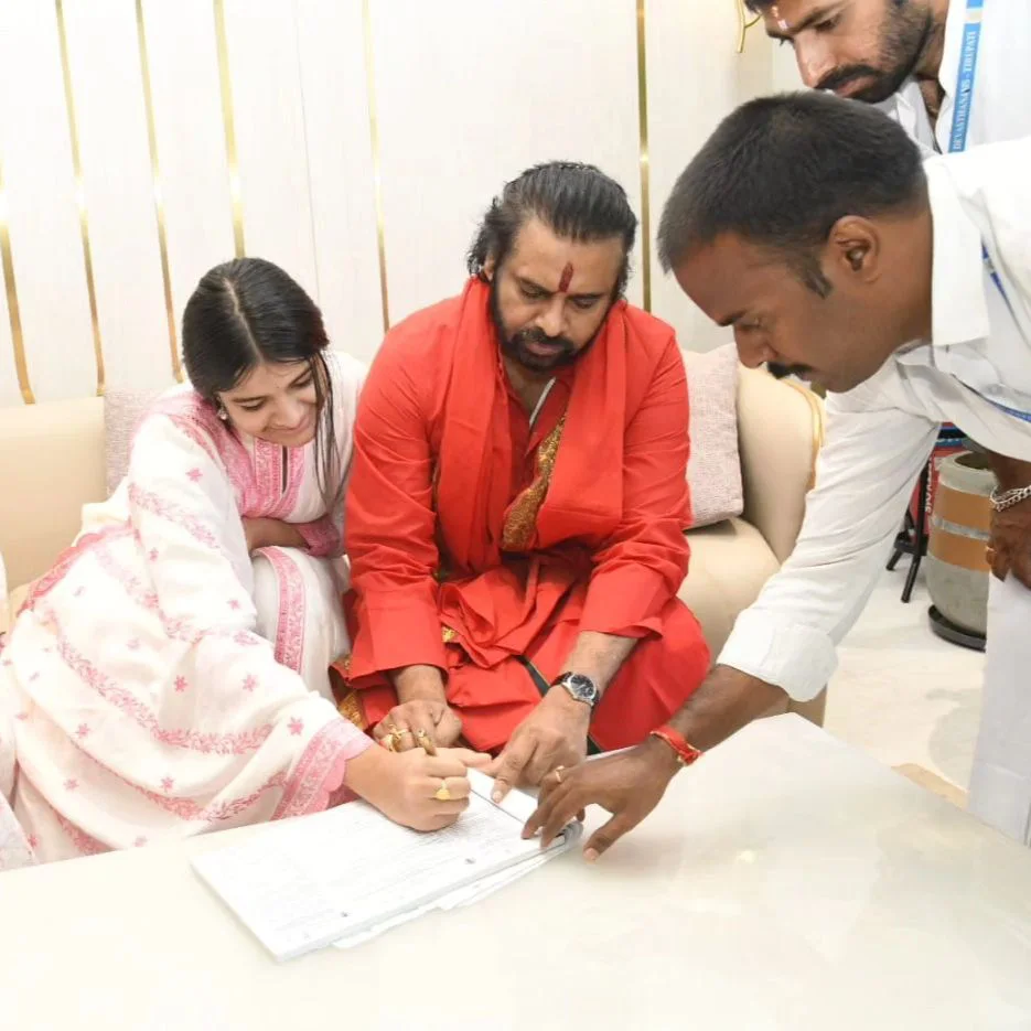 Pawan Kalyan Visited Tirumala with his Two Daughters 