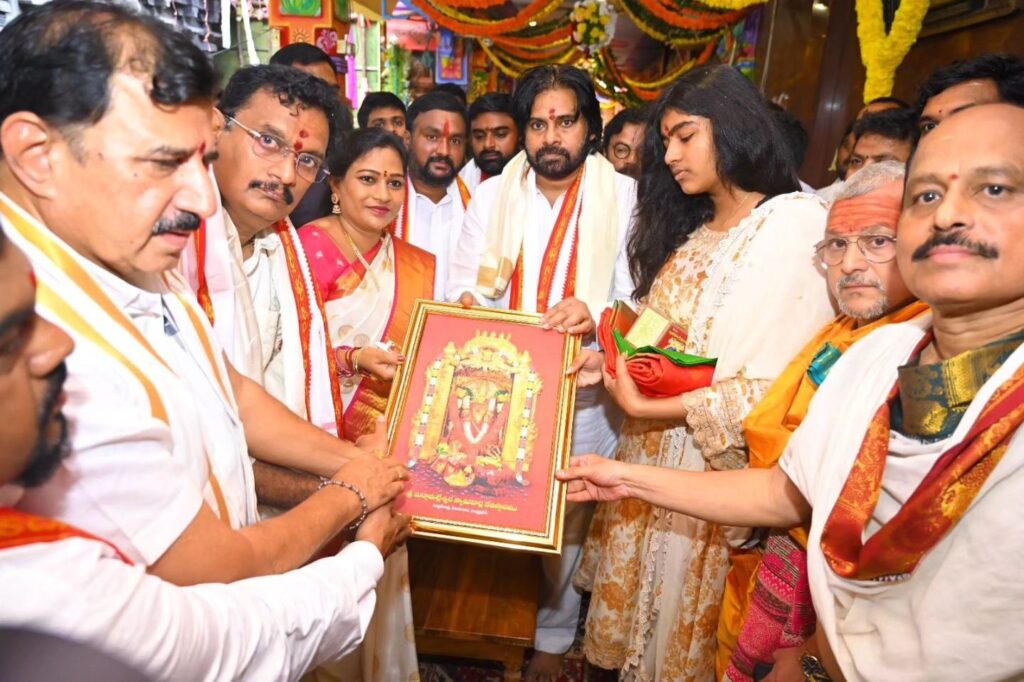 Oawan Kalyan Visited Vijayawada kanakadurga Temple with his Daughter Aadya 