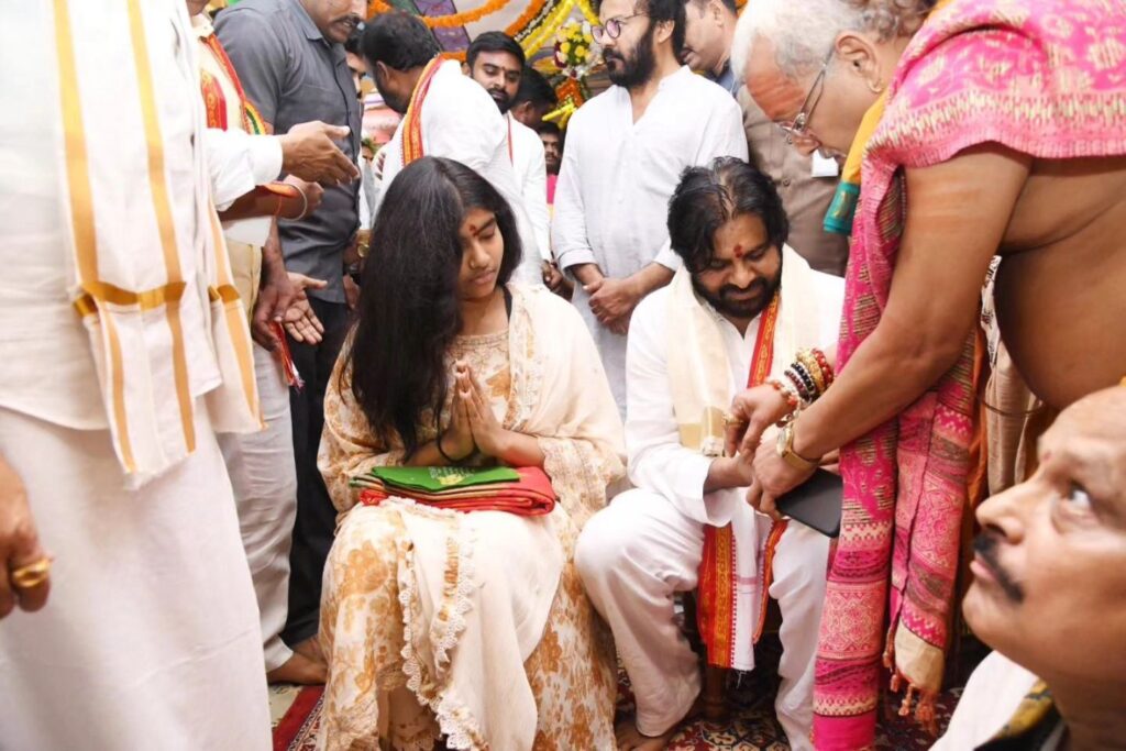 Oawan Kalyan Visited Vijayawada kanakadurga Temple with his Daughter Aadya 