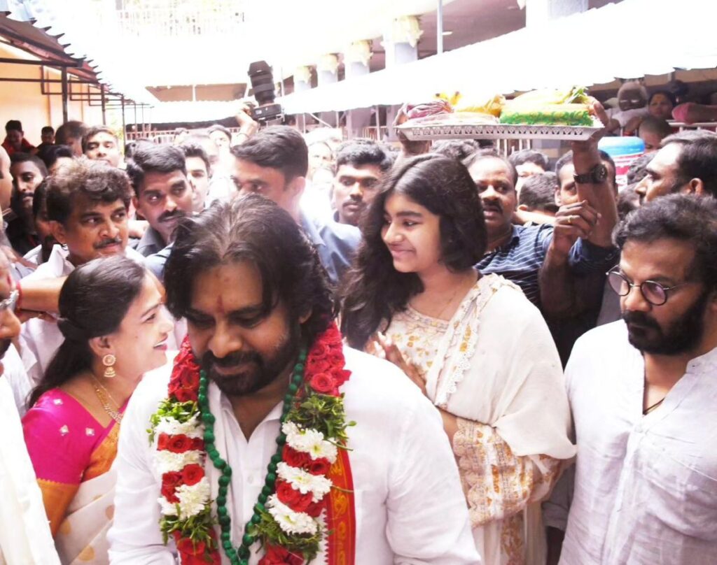 Oawan Kalyan Visited Vijayawada kanakadurga Temple with his Daughter Aadya 