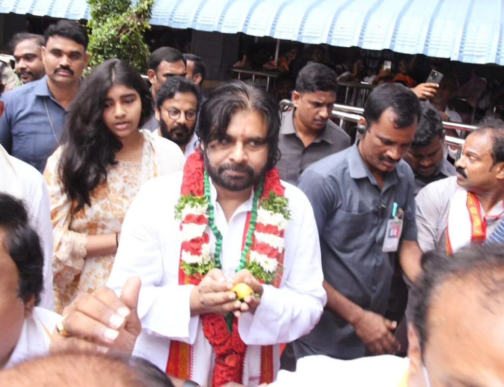 Oawan Kalyan Visited Vijayawada kanakadurga Temple with his Daughter Aadya 