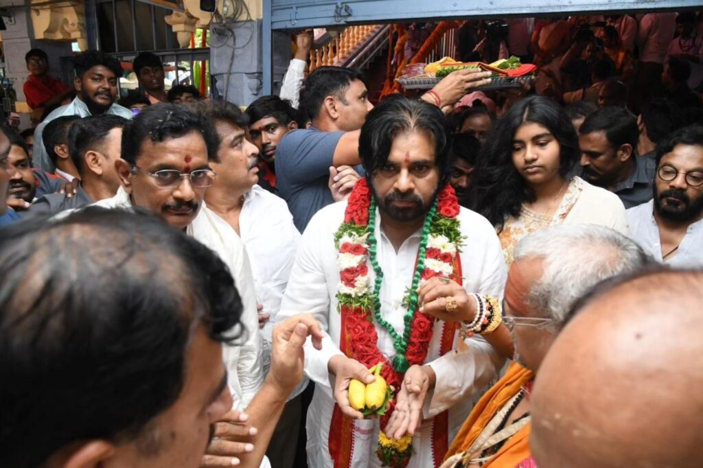 Oawan Kalyan Visited Vijayawada kanakadurga Temple with his Daughter Aadya 