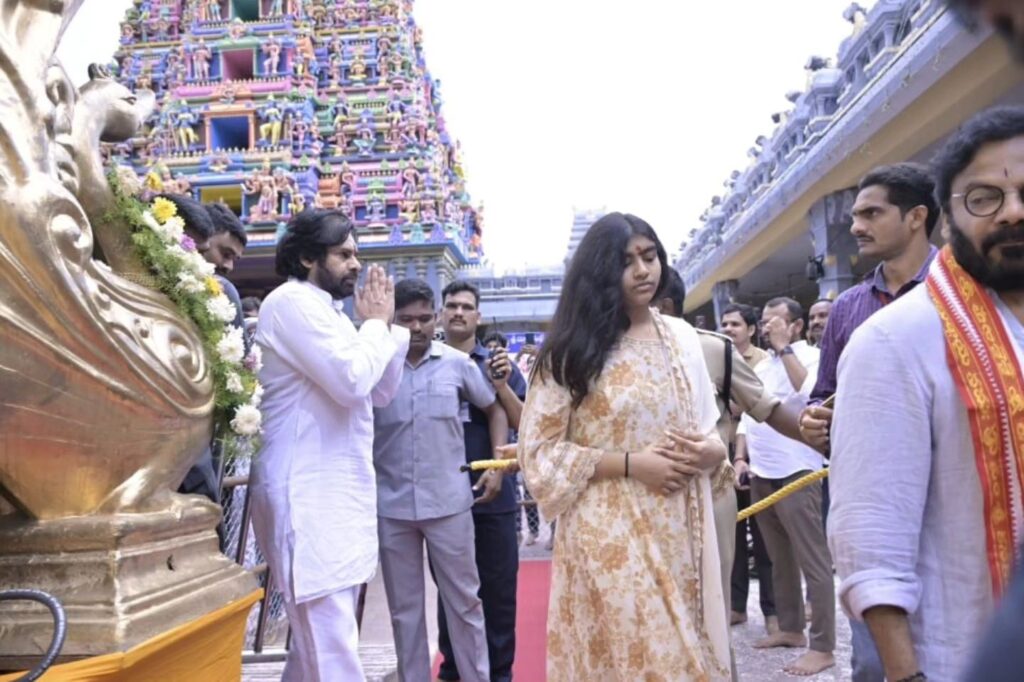 Oawan Kalyan Visited Vijayawada kanakadurga Temple with his Daughter Aadya 