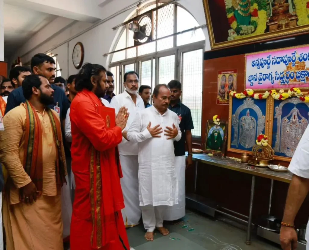 Pawan Kalyan Visited Nitya Annadana Center in Tirumala Eating Food with Devotees 
