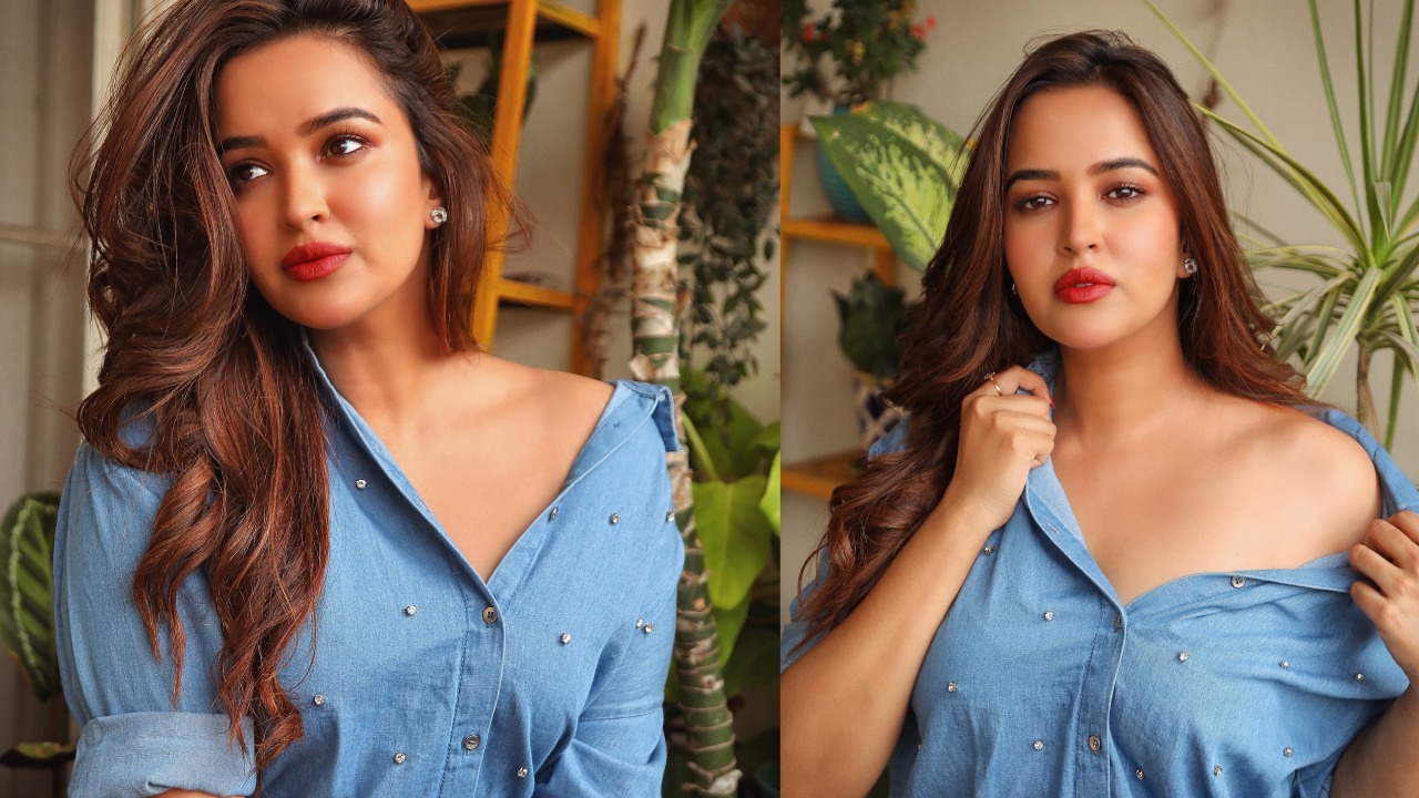 Pujiitaa Ponnada : బ్లూ షర్ట్‌లో.. హాట్ ఫోజులతో పూజిత పొన్నాడ..