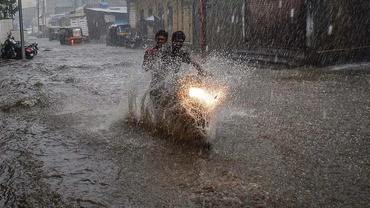 AP Rains: ఏపీలో ఇవాళ అత్యంత భారీ వర్షాలు, ఆకస్మిక వరదలకు అవకాశం.. విద్యా సంస్థలకు సెలవు AP Rains: ఏపీలో ఇవాళ అత్యంత భారీ వర్షాలు, ఆకస్మిక వరదలకు అవకాశం.. విద్యా సంస్థలకు సెలవు