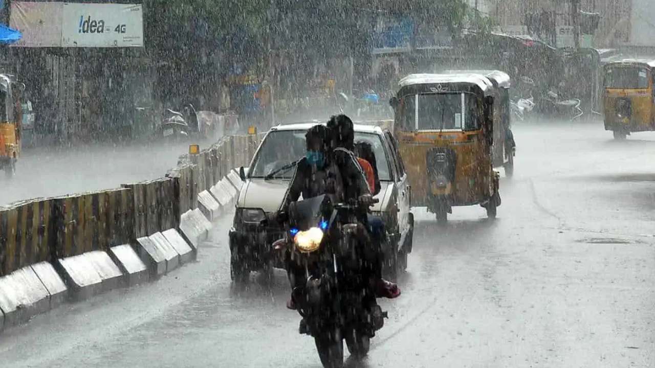 AP Rains: ఏపీకి మరోసారి తుపాను ముప్పు.. ఆ జిల్లాల్లో భారీ వర్షాలు కురిసే ఛాన్స్ AP Rains: ఏపీకి మరోసారి తుపాను ముప్పు.. ఆ జిల్లాల్లో భారీ వర్షాలు కురిసే ఛాన్స్