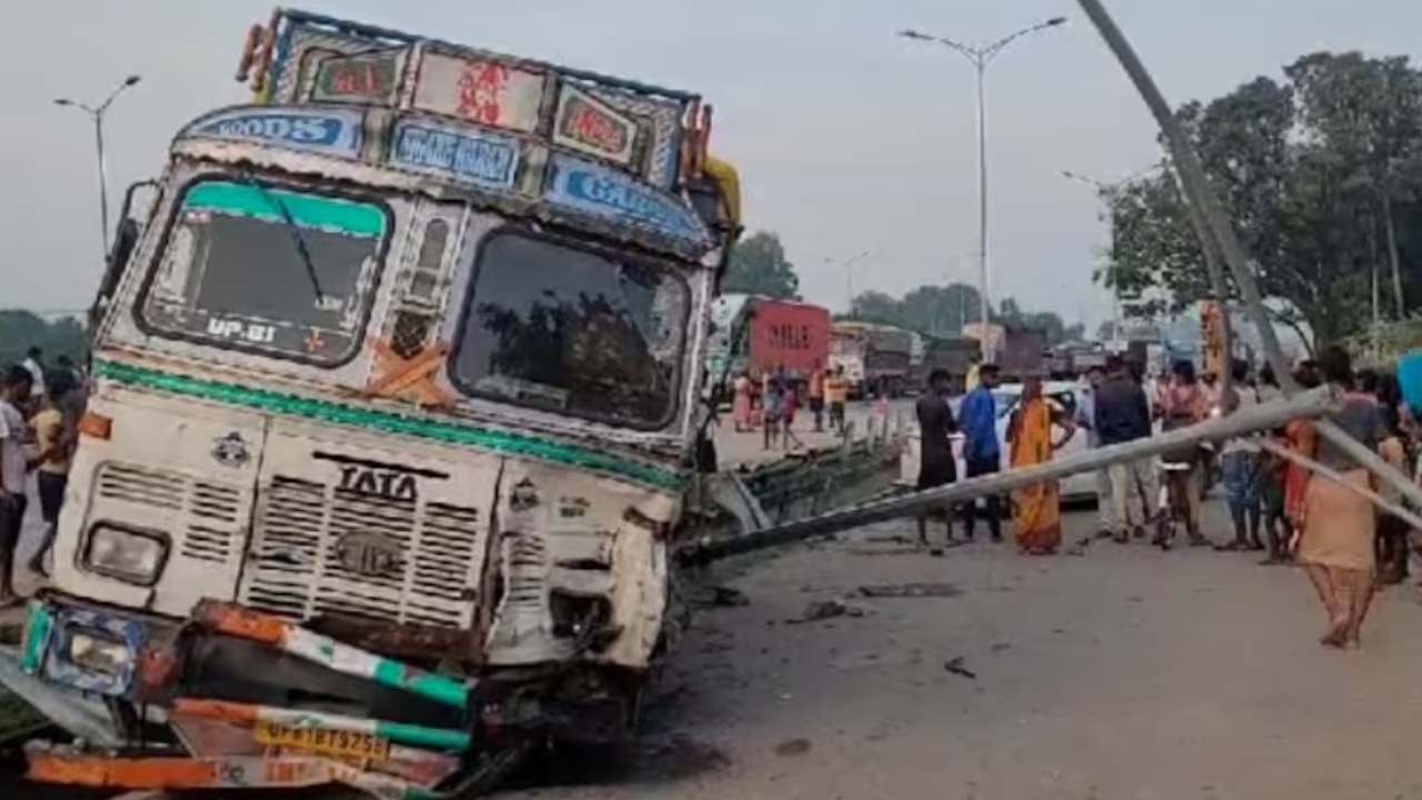 Road Accident: ఘోర రోడ్డు ప్రమాదం.. ట్రక్కు, ట్రాక్టర్ ఢీకొనడంతో 10మంది మృతి.. Road Accident: ఘోర రోడ్డు ప్రమాదం.. ట్రక్కు, ట్రాక్టర్ ఢీకొనడంతో 10మంది మృతి..
