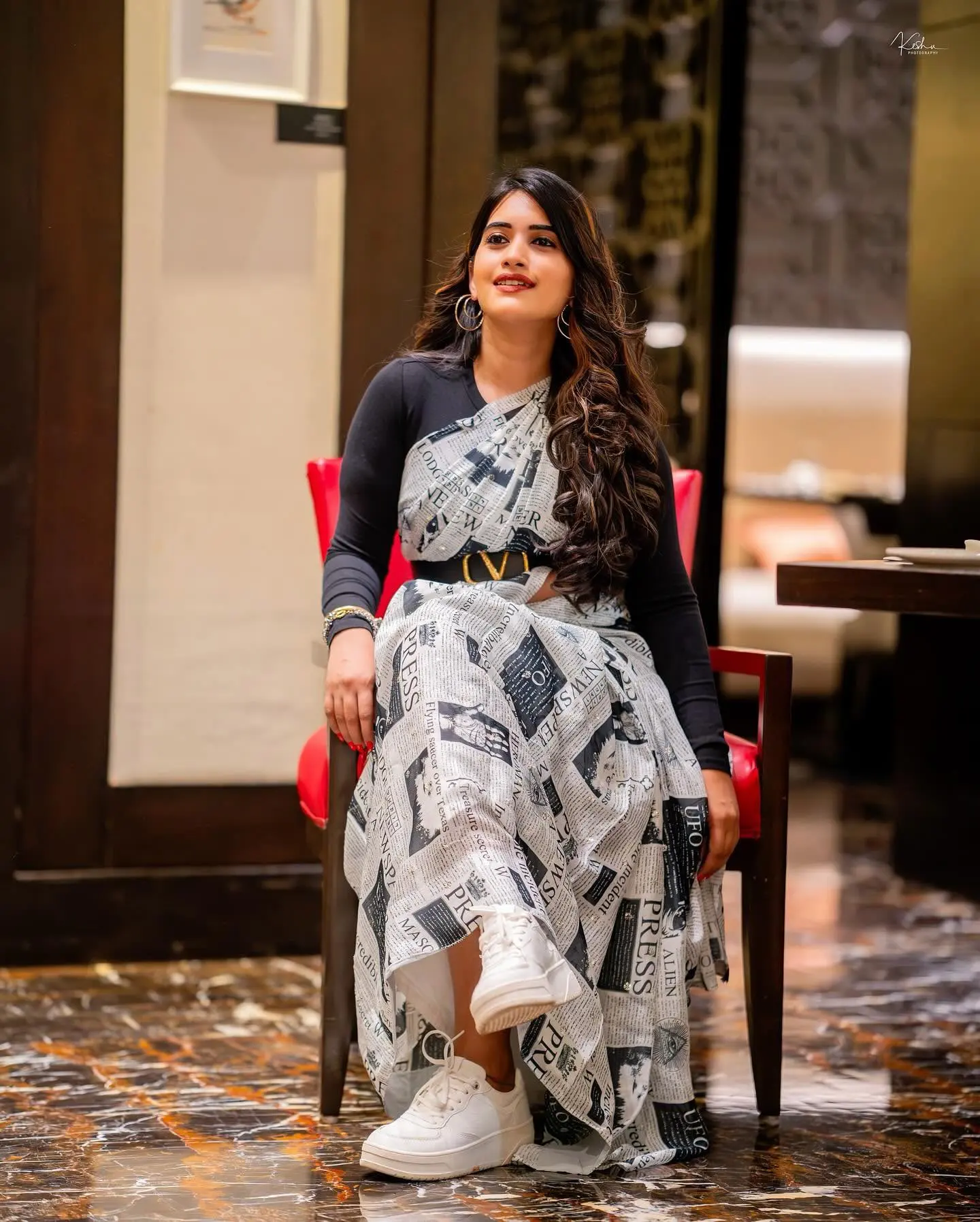 Anchor Sravanthi Chokarapu Delightful Looks in Paper Saree