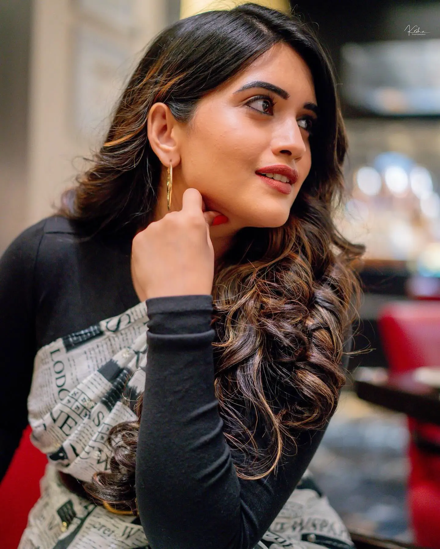 Anchor Sravanthi Chokarapu Delightful Looks in Paper Saree