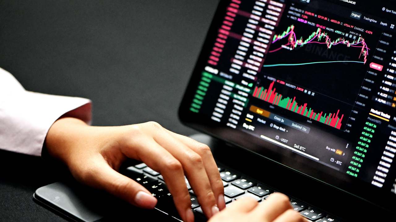 Stock Markets : స్టాక్ మార్కెట్లో పెట్టుబడులు పెడుతున్నారా? బీకేర్ ఫుల్.. ఎందుకంటే.. Stock Markets : స్టాక్ మార్కెట్లో పెట్టుబడులు పెడుతున్నారా? బీకేర్ ఫుల్.. ఎందుకంటే..