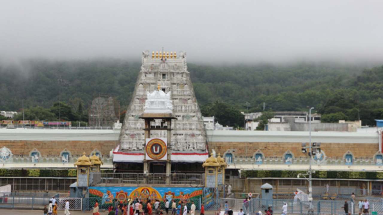 AP Rains: తిరుమలలో ఎడతెరిపి లేని వర్షం.. టీటీడీ కీలక నిర్ణయం AP Rains: తిరుమలలో ఎడతెరిపి లేని వర్షం.. టీటీడీ కీలక నిర్ణయం