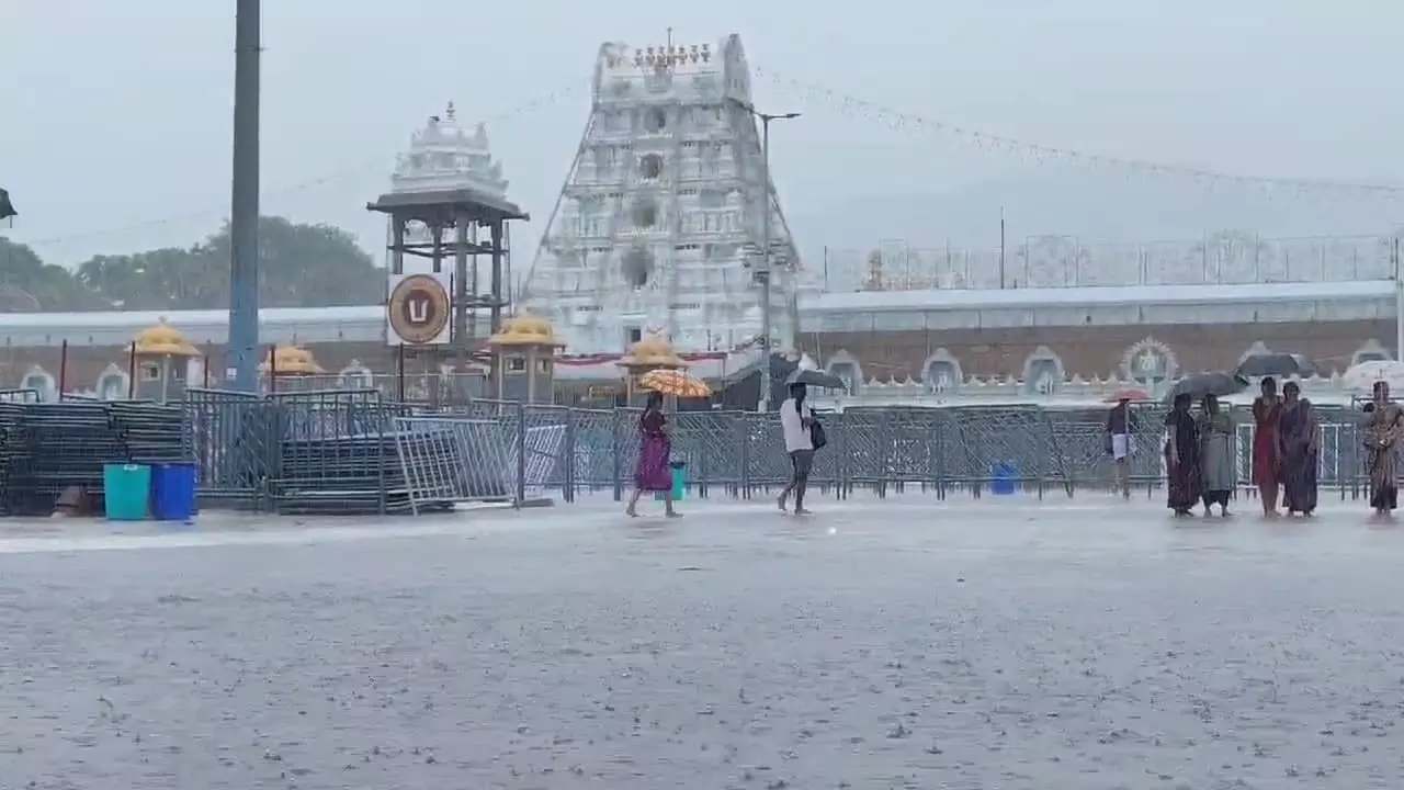 Tirumala Rains: తిరుమలలో భారీ వర్షాల హెచ్చరికలతో టీటీడీ అలర్ట్.. ఆ మార్గాల్లో రాకపోకలు నిలిపివేత Tirumala Rains: తిరుమలలో భారీ వర్షాల హెచ్చరికలతో టీటీడీ అలర్ట్.. ఆ మార్గాల్లో రాకపోకలు నిలిపివేత