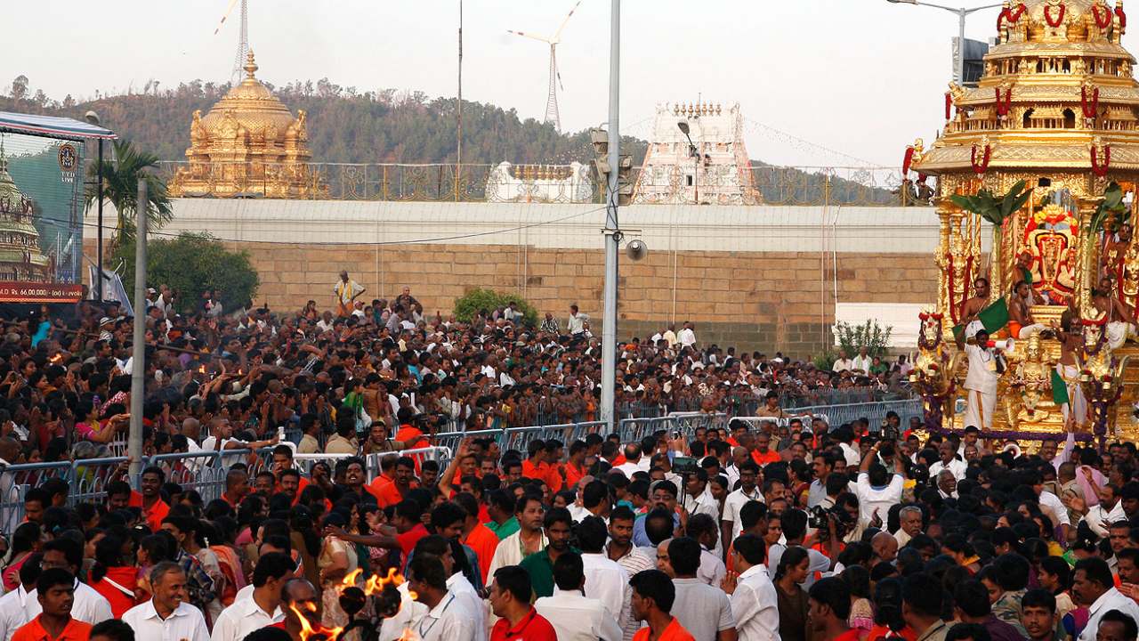 Tirumala: తిరుమలలో వైభవంగా శ్రీవారి బ్రహ్మోత్సవాలు.. చక్రస్నానానికి పుష్కరిణిలో భారీ ఏర్పాట్లు Tirumala: తిరుమలలో వైభవంగా శ్రీవారి బ్రహ్మోత్సవాలు.. చక్రస్నానానికి పుష్కరిణిలో భారీ ఏర్పాట్లు