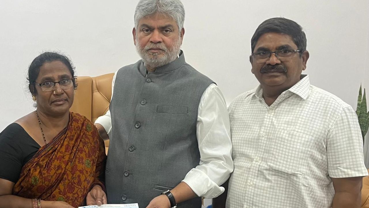 బలగం సినిమా ఫేమ్ కొమురమ్మకు తెలంగాణ స్పీకర్ గడ్డం ప్రసాద్ రూ.లక్ష ఆర్థిక సాయం బలగం సినిమా ఫేమ్ కొమురమ్మకు తెలంగాణ స్పీకర్ గడ్డం ప్రసాద్ రూ.లక్ష ఆర్థిక సాయం