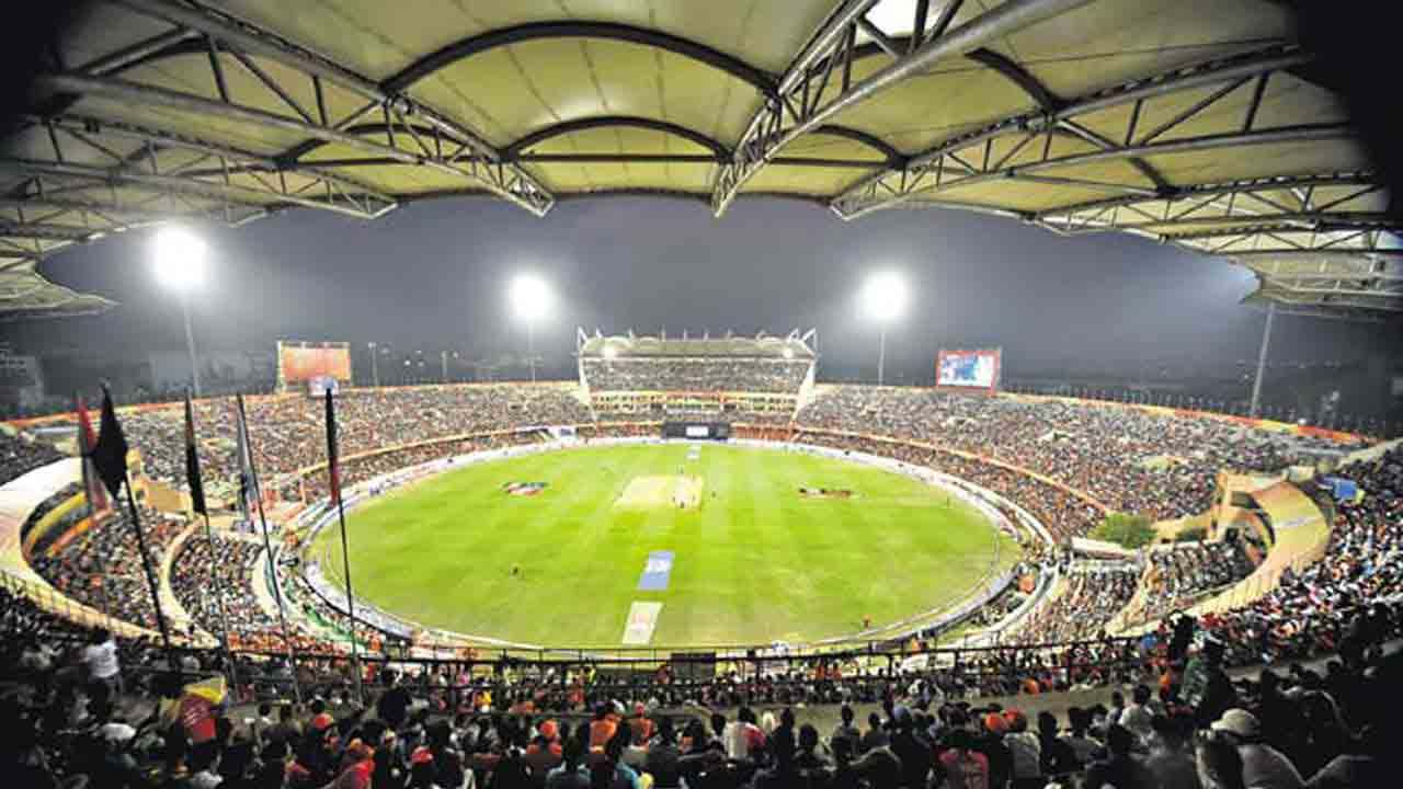 IND vs BAN: హైదరాబాద్లో ఇండియా, బంగ్లాదేశ్ టీ20 మ్యాచ్కు టికెట్ల విక్రయం ప్రారంభం.. పూర్తి వివరాలు ఇలా.. IND vs BAN: హైదరాబాద్లో ఇండియా, బంగ్లాదేశ్ టీ20 మ్యాచ్కు టికెట్ల విక్రయం ప్రారంభం.. పూర్తి వివరాలు ఇలా..