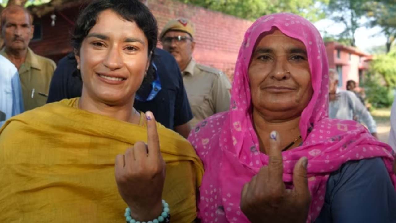 Vinesh Phogat: హరియాణా ఎన్నికలు.. వినేశ్ ఫోగట్ జులనాలో గెలుస్తుందా.. ఎగ్జిట్ పోల్స్ ఏం చెప్పాయంటే? Vinesh Phogat: హరియాణా ఎన్నికలు.. వినేశ్ ఫోగట్ జులనాలో గెలుస్తుందా.. ఎగ్జిట్ పోల్స్ ఏం చెప్పాయంటే?