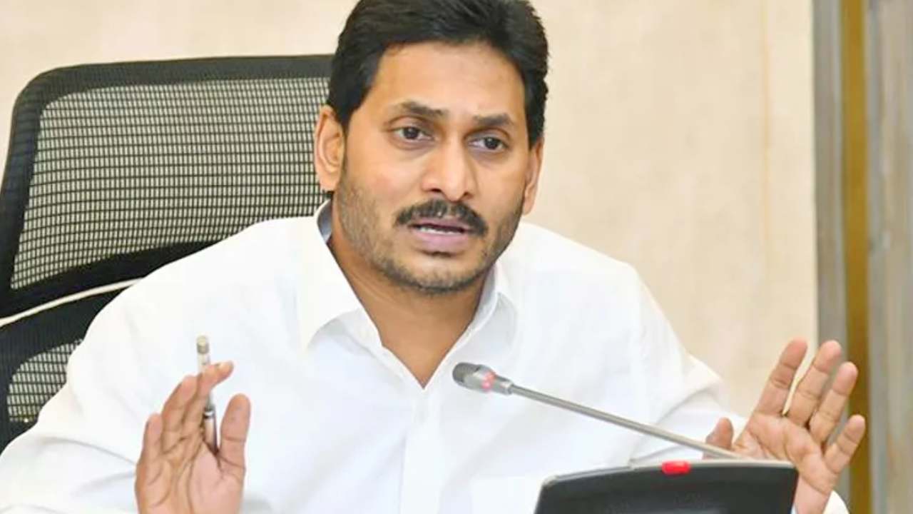 విశాఖలో వైసీపీకి షాక్ల మీద షాక్లు.. ఫ్యాన్ పార్టీకి హ్యాండ్ ఇస్తున్న కీలక నేతలు.. విశాఖలో వైసీపీకి షాక్ల మీద షాక్లు.. ఫ్యాన్ పార్టీకి హ్యాండ్ ఇస్తున్న కీలక నేతలు..