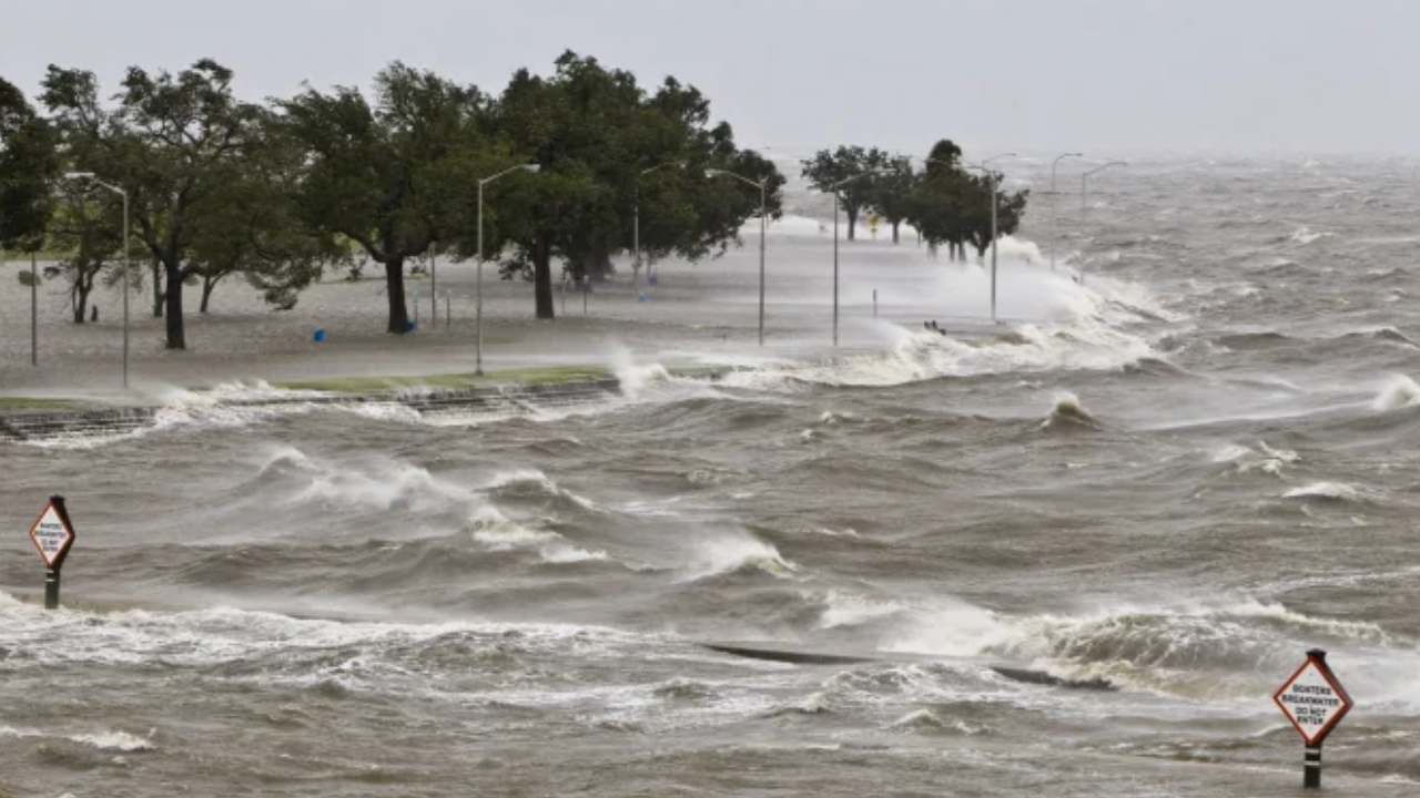 Cyclone Dana: దూసుకొస్తున్న ‘దానా’ తుపాన్.. ఏపీలో ఆ నాలుగు జిల్లాల్లో భారీ వర్షాలు.. పలు రైళ్లు రద్దు Cyclone Dana: దూసుకొస్తున్న ‘దానా’ తుపాన్.. ఏపీలో ఆ నాలుగు జిల్లాల్లో భారీ వర్షాలు.. పలు రైళ్లు రద్దు
