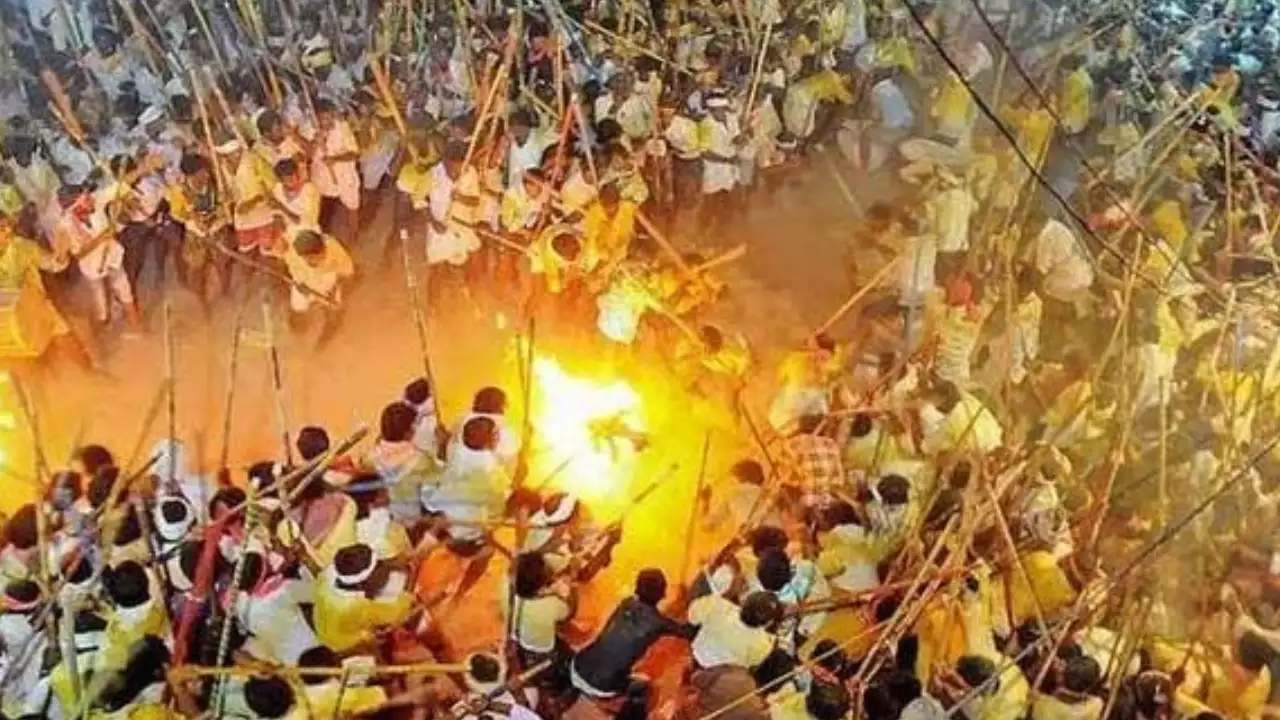 Devaragattu Bunny Festival: అర్ధరాత్రి వేళ రణరంగాన్ని తలపించిన దేవరగట్టు బన్నీ ఉత్సవం.. 100మందికిపైగా గాయాలు Devaragattu Bunny Festival: అర్ధరాత్రి వేళ రణరంగాన్ని తలపించిన దేవరగట్టు బన్నీ ఉత్సవం.. 100మందికిపైగా గాయాలు