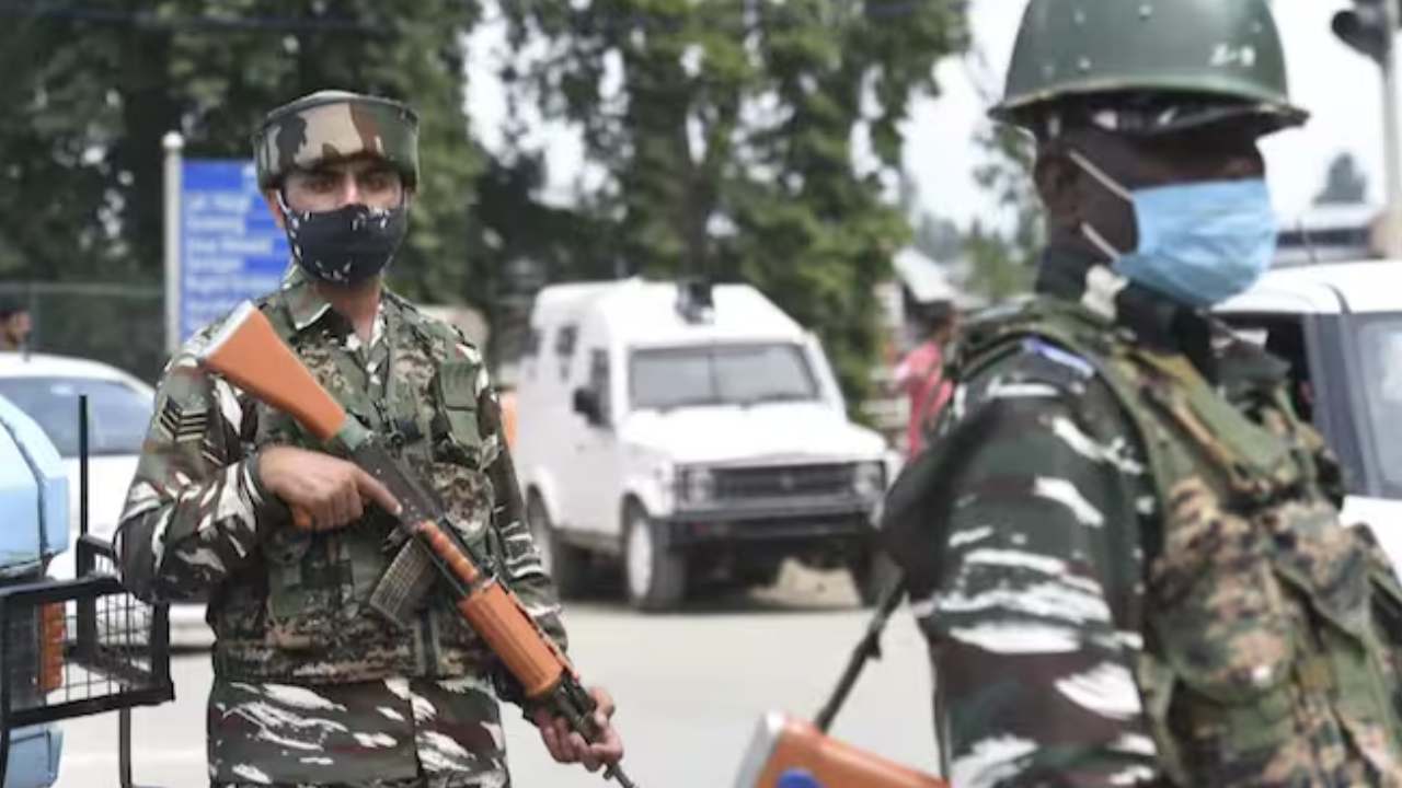 Delhi: ఢిల్లీలో హైఅలర్ట్.. ఉగ్రవాదులు భారీ కుట్రకు ప్లాన్.. రద్దీ ప్రాంతాల్లో విస్తృత తనిఖీలు Delhi: ఢిల్లీలో హైఅలర్ట్.. ఉగ్రవాదులు భారీ కుట్రకు ప్లాన్.. రద్దీ ప్రాంతాల్లో విస్తృత తనిఖీలు