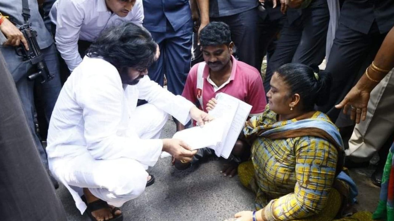 Pawan Kalyan : డిప్యూటీ సీఎం కాన్వాయ్ను ఆపిన వికలాంగురాలు.. రోడ్డు మీద కూర్చొని సమస్యలు విన్న పవన్ కళ్యాణ్.. వీడియో వైరల్ Pawan Kalyan : డిప్యూటీ సీఎం కాన్వాయ్ను ఆపిన వికలాంగురాలు.. రోడ్డు మీద కూర్చొని సమస్యలు విన్న పవన్ కళ్యాణ్.. వీడియో వైరల్