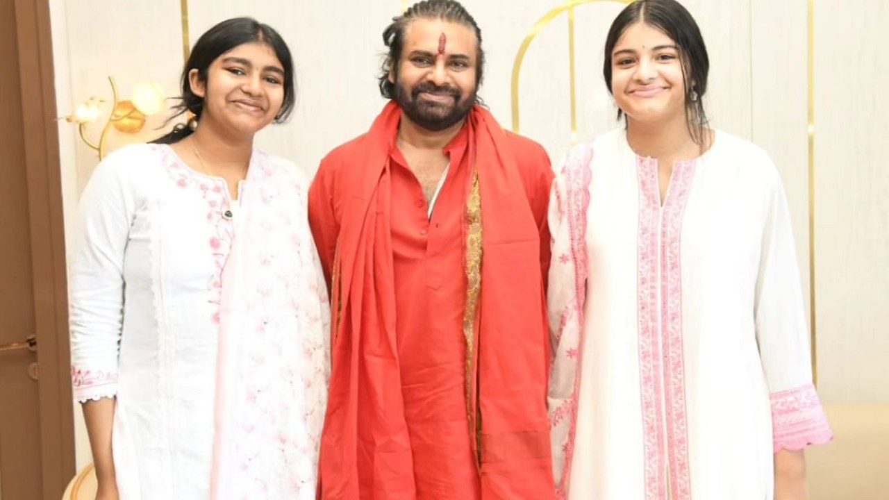 Pawan Kalyan Daughters : ఇద్దరు కూతుళ్లతో పవన్ కళ్యాణ్.. ఫొటోలు వైరల్.. మొదటిసారి బయటకు వచ్చిన చిన్న కూతురు.. Pawan Kalyan Daughters : ఇద్దరు కూతుళ్లతో పవన్ కళ్యాణ్.. ఫొటోలు వైరల్.. మొదటిసారి బయటకు వచ్చిన చిన్న కూతురు..