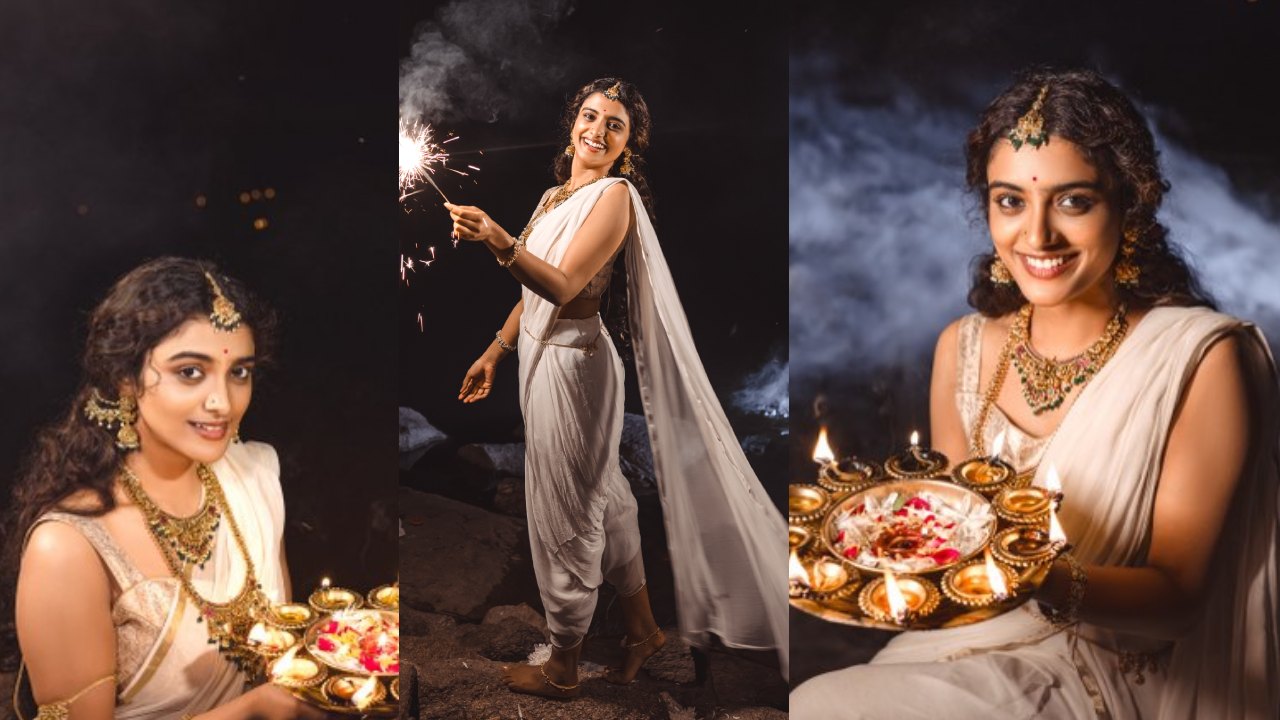 Roopa Koduvayur : దీపాల మధ్యలో దేవకన్యలా రూప కొడువాయూర్ అందాల రూపం..