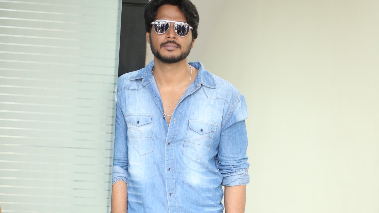 Sundeep Kishan : ఎవరికైనా ఫుడ్ కోసం కష్టాలు పడితే.. మా రెస్టారెంట్కి వచ్చి ఫ్రీగా తీసుకెళ్లండి.. సందీప్ కిషన్ ట్వీట్.. Sundeep Kishan : ఎవరికైనా ఫుడ్ కోసం కష్టాలు పడితే.. మా రెస్టారెంట్కి వచ్చి ఫ్రీగా తీసుకెళ్లండి.. సందీప్ కిషన్ ట్వీట్..