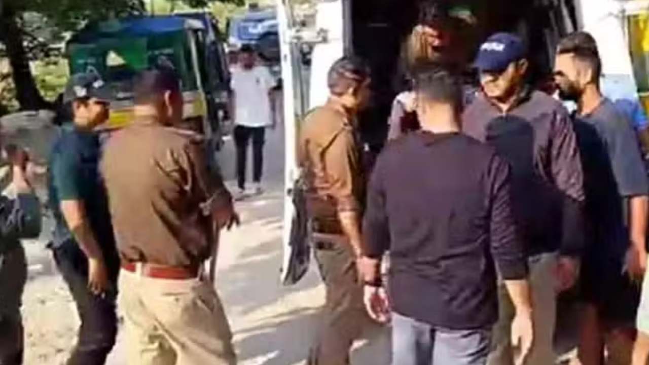 Viral Video: సెల్ఫీ తీసుకుంటూ కొండపై నుంచి పడిపోయిన మహిళ.. వీడియో వైరల్ Viral Video: సెల్ఫీ తీసుకుంటూ కొండపై నుంచి పడిపోయిన మహిళ.. వీడియో వైరల్
