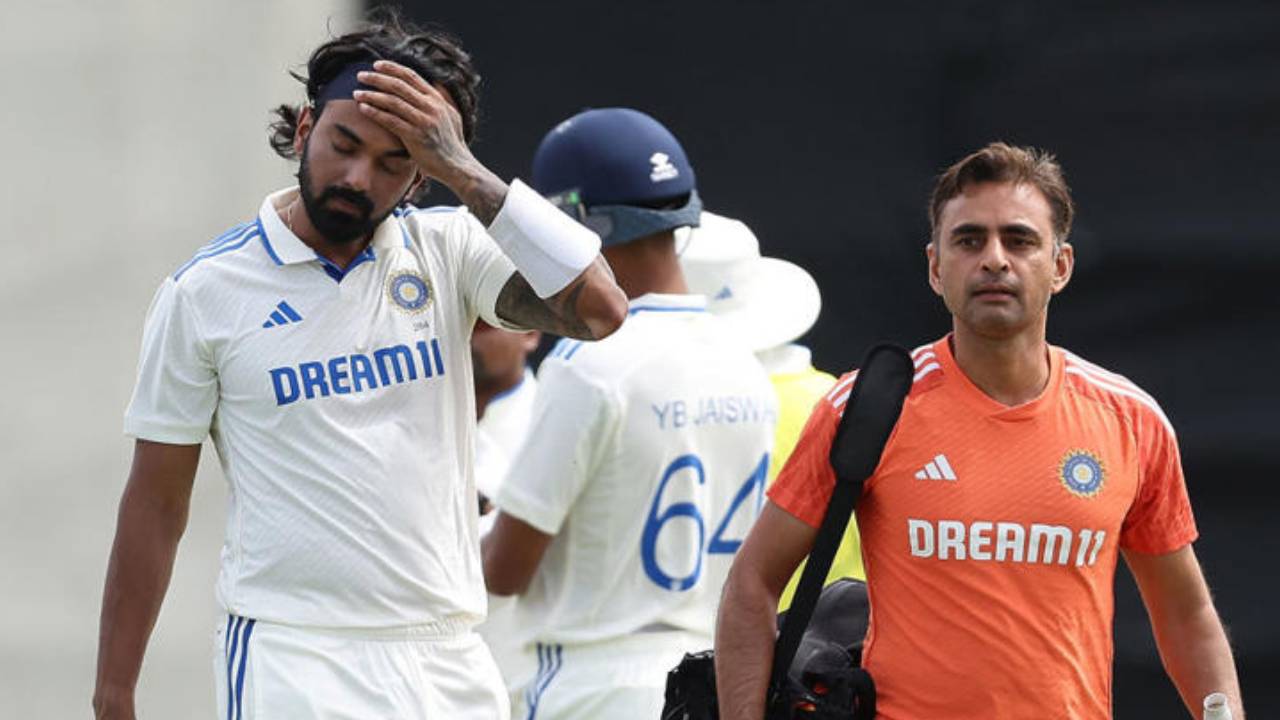 AUS vs IND : ఆసీస్తో టెస్టు సిరీస్ ప్రారంభానికి ముందే టీమ్ఇండియాకు వరుస షాక్లు.. ఇద్దరు ఆటగాళ్లకు గాయాలు! AUS vs IND : ఆసీస్తో టెస్టు సిరీస్ ప్రారంభానికి ముందే టీమ్ఇండియాకు వరుస షాక్లు.. ఇద్దరు ఆటగాళ్లకు గాయాలు!