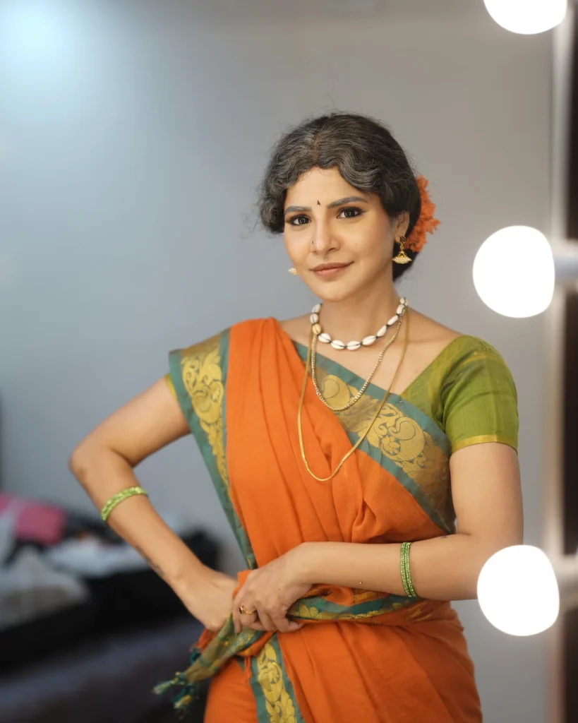 Ashu Reddy Shares Old Getup Photos goes Viral 